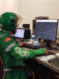 TraderViet - 😂Câu chuyện anh Grab làm 2 nghề để mong trụ vững hơn ở thị  trường Crypto Tranh thủ kiếm chút đỉnh để chiều khỏi phải chạy Grab. Đói  quá nên