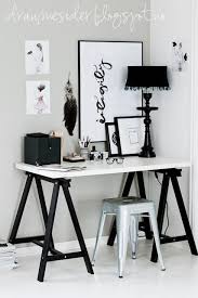 Black And White Office Table More A Dressing Table Than An Office Table But Can Serve Both Purposes Projeto De Home Office Escritorios De Design De Interiores Interiores De Escritorio