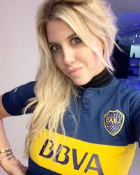 Matan diez miembros de una familia y sólo se. Mauro Icardi S Wife Wanda Nara Poses In Boca Juniors And River Plate Shirts Ahead Of Superclasico