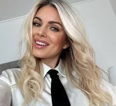 Lisa Dawson's Instagram, Twitter & Facebook