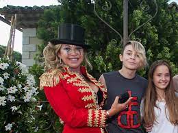 Watch popular content from the following creators: Geissens Youtube Star Leo Devries Bricht Davina Geiss Herz Express De