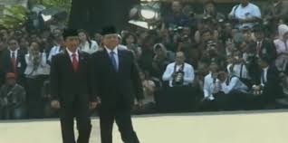 Istana merdeka merupakan tempat resmi kediaman dan kantor presiden indonesia yang letaknya menghadap ke taman monumen nasional (monas) jalan medan merdeka utara, jakarta. Sby Gandeng Jokowi Antar Ke Tempat Upacara Di Istana Merdeka Merdeka Com