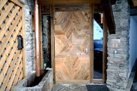 Uriges Von Der Uralp Royal Altholz Haus Haustur Landhaus Landliche Hauser