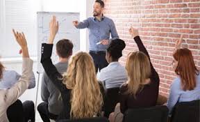 El sector privado puede intervenir a través de la donación directa de recursos, tiempo o gestión. Puede hacerlo con la implem