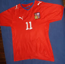 The experimentation on international shirts tends to be more reserved than in the club game, where it's a complicated start, so please do pay attention. Czech Republic Home Football Shirt 2008 2009