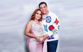La firma es una agrupación musical originaria de la ciudad de san nicolás de los garza, nuevo león, méxico surgida en el año de 1996, cuando juan cárdenas y adrián gonzález aliaron su talento junto al joven compositor y cantante luis louie padilla junto con otros 9 para crear un concepto muy. Eduin Caz No Estuvo Presente En El Nacimiento De Su Hija Por Esta Razon La Boom Fm