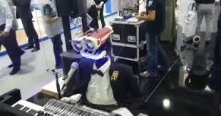 تيوترونيكا يعزف حبيبى يا نور العين داخل جيتكس دبى stationary bike gym bike