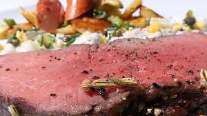 In Jedem Dritten Haushalt Gibt Es Am Heiligabend Wurstchen Mit Kartoffelsalat Auch Bei Alfons Schuhbeck Doch Sein Kost Roastbeef Rezept Schuhbeck Roastbeef