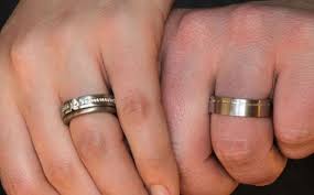 Algunas parejas eligen colocarse el anillo según las tradiciones del país de origen, otras crean sus propias simbologías. Buy En Donde Va El Anillo De Matrimonio Del Hombre Off 54
