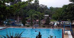 Tempat wisata jember yang satu ini adalah yang paling ramai dikunjungi. Pemandian Kebon Agung Kaliwates Pemandian Yang Berasal Dari Sumber Mata Air Watu Remuk Tempat Me