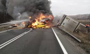 „două echipaje din cadrul detașamentului de pompieri focșani au intervenit, în jurul orei 08.30, la un accident rutier produs pe dn2d. Tiruri Cuprinse De FlÄƒcÄƒri Pe Dn6 DupÄƒ Un Accident Rutier Ambii È™oferi Au Murit Traficul Este Blocat Foto Update