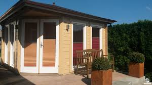 Orange Plissees Von Sensuna Am Gartenhaus Ein Kundenbild Orange Pleated Blind On A Garden House Customerphot Fenster Gartenhaus Plissee Rollo Gartenhaus