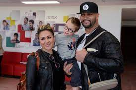He married his wife, deidre on the first of january, 2000. Baseball Superstar Albert Pujols Wife Deidre Make Historic Visit To Shalva Shalva National Center