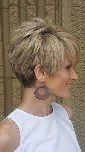 The swept and tousled layers effect also forms the illusion of weightlessness. Pin On Beauty