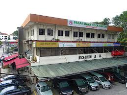 There is a small fruit and vegetable shop attached to the supermarket, but it's quite expensive and everything from pizzas to parathas is available in hock choon's deep freezers and in the italian aisle. Hock Choon Jaya Grocer