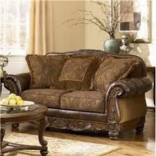 This Traditional Loveseat Will Bring Elements Of Grandeur To Your Living Room The Gorgeous Frame Feature Antique Living Rooms Royal Furniture Living Room Sofa