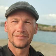 Stream Daniel Sender music