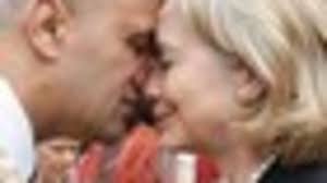 Clinton pays tribute to quake recovery effort