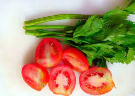 1 buah tomat, 2 buah wortel, 1 batang seledri, 300 ml air dingin. 7 Manfaat Jus Seledri Yang Dicampur Dengan Sayur Dan Buah Lain Nggak Pahit Dan Menyehatkan