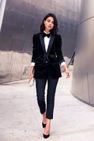 Stunning all black outfits for women: Cool Black Velevet Blazer Outfit Styles Weekly