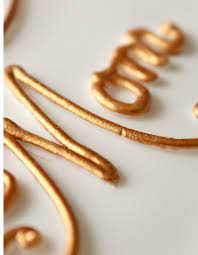 How To Make Gold Icing Cake Decorating Techniques Frosting Recipes Cupcake Cakes