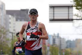トレーニングのために富士山麓を訪れたマラソンランナーのリサ（五十嵐令子）とコーチの澤田（舩木壱輝）。 marathon runner risa (igarashi reiko) and her coach sawada . Dkmyda1k1iq86m