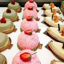 Mon Nom Est Lucile Dacquoise Safran Et Coco Pulpe De Fraise Au Safran Cremeux Leger A La Noix De Coco Light Strawberry Noix De Coco Patisserie Dacquoise