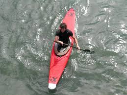 Surgiu na groelândia, onde canoas eram usadas por esquimós como veículo de pesca e trabalho. Canoista Canoagem Esporte Pikist