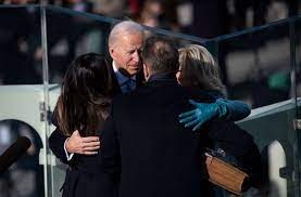 Joe biden is uitgeroepen tot winnaar van de amerikaanse presidentsverkiezingen, al wil de zittende president donald trump nog niet het is zeker dat we zijn familie nog veel voorbij gaan zien komen. Joe Und Jill Biden Das Ist Amerikas Neue First Family Panorama Stuttgarter Zeitung