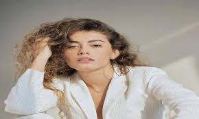 قادت ميرال ماهيليان، موكب المومياوات الملكية في رحلته عبر القاهرة من المتحف المصري في ميدان التحرير إلى المتحف القومي للحضارة المصرية في الفسطاط، بإطلالة مختلفة. Zlpxubldrdmhkm