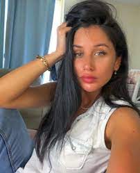 نفر جلو وسط، هربرت وایشمان، شهردار وقت هامبورگ به همراه فرح دیبا (این عکس از معدود عکس‌هایی است که فرح. Ø£ÙƒØ¨Ø± Ù…Ù†Ù‡ Ø¨Ù€ 3 Ø³Ù†ÙŠÙ† Ù…Ø¹Ù„ÙˆÙ…Ø§Øª Ø¹Ù† ÙØ±Ø­ Ù…Ø±Ø§Ø¯ Ø³Ø§Ø±Ù‚Ø© Ù‚Ù„Ø¨ Ù…Ù‡Ù†Ø¯ Ø§Ù„Ø­Ù…Ø¯ÙŠ Ø§Ù„ÙˆÙØ¯