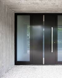 Einfach Klar Und Dennoch Ganz Besonders Ausdruckstark Durch Authentische Materialien Wie Alu Edelstahl Und G Moderne Hausfassade Moderne Eingangstur Hauswand