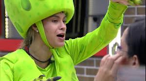 Viih tube chorou e abraçou joão luiz e e pocah fez questão de demonstrar carinho. At Bbb21 Joao Luiz Plays With Sarah Dressed As A Monster It S Kind Of Cuca Right Bbb House World Today News