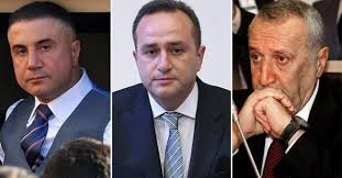 Peker, kamera arkasındaki kişiden yüzüğü yerine koymasını istedi. Sedat Peker In Gundemi Sarsan Iddiasi Tolga Agar Icin Savcilik Harekete Gececek Mi Meridyen Haber