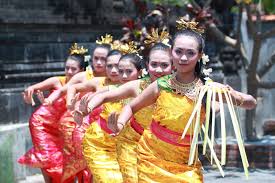 Pendet merupakan pernyataan dari sebuah persembahan dalam bentuk tarian upacara. Mengenal Keunikan Tari Pendet Tarian Pemujaan Dari Bali