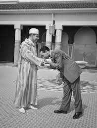 ولي العهد الحسن الثاني يقبل يد الملك محمد الخامس African Royalty Morocco Couple Pictures