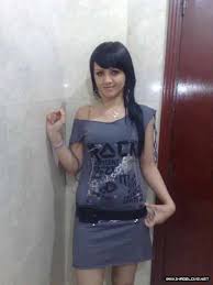 صور بنات صورة مزة على باب البيت