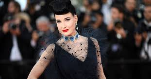 Mit einem hellen lidschatten werden die augenlider grundiert. 50er Jahre Make Up Im Stil Von Dita Von Teese Ybpn