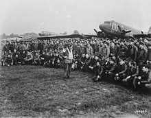 Près de 900 parachutistes militaires européens et américains ont sauté dimanche 8 juin au dessus de la campagne normande à l'occasion du 70e anniversaire du. John Steele Wikipedia