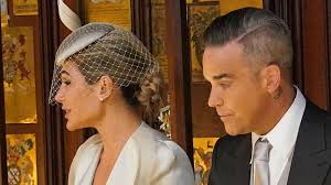 Wie bei prinz harry und herzogin meghan war das. Netz Hate Robbie Williams Kaut Kaugummi Bei Royal Hochzeit Promiflash De