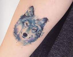 26 Wolf Tattoo Ideen Bilder Und Bedeutung Wolf Tattoo Ideen Wolf Tattoo Wolf Tattoos