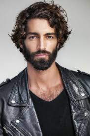 I tagli per i capelli ricci lunghi invece devono necessariamente giocare sulla scalatura che rende la chioma leggera e movimentata. Pin Su Capelli Lunghi Uomo