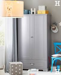 Schlichter Schrank Furs Kinderzimmer In Schickem Landhausstil Und Neutralem Grau Babyzimm Kleiderschrank Kinderzimmer Kinder Kleiderschrank Baby Zimmer Grau