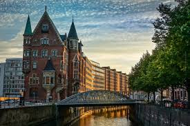Die verschiedenen quartiere werden durch eine mischung aus wohnen, arbeiten, freizeit und tourismus belebt. Wohnen In Hamburg Villa Wohnung Und Grundstuck In Blankenese Hafencity Uhlenhorst Co In Immobilien Investieren Immobilien