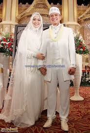 Bisa kita buat model kebaya pengantin muslim yang serupa dengan gaun pengantin sekarang ini sedang in yang kemudian kita aplikasikan bahan gambar model kebaya wisuda berjilbab dengan desain dan warna simple cocok bagi mahasiswi baju kebaya modern untuk wisuda variasinya pa. Pin Di Baju Pengantin Modern
