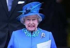 Elle ne peut pas porter de bijoux fantaisie et quant au sac à main, elle n'a le droit de le porter qu'au niveau. La Reine D Angleterre Sa Vie Ses Chapeaux Et Ses Hobbies