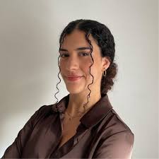 Oficialmente graduada! ¡Estoy emocionada de anunciar que he completado mi  Licenciatura en Diseño y Gestión Estéticas para la Moda en UADE, Argentina!  Este logro marca la culminación de años de…