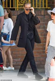 Find the perfect lara worthington stock photos and editorial news pictures from getty images. Lara Worthington Looks Stylish In An All Black Ensemble As She Picks Up Her Son From Sydney School Readsector