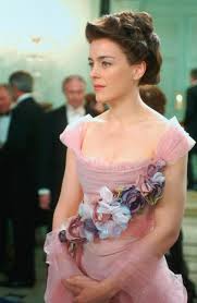 Tiny Librarian Olivia Williams As Mary Darling In 2003 S Peter Pan Peter Pan 2003 Peter Pan Costumes Peter Pan Movie