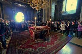 În scurt timp, fizicienii au descoperit, de asemenea, și trei tipuri de radiații provenind din. Trecerea Pe Sub Masa In Vinerea Mare Ce SemnificaÈ›ie Are Gestul Trecerii Pe Sub Sfantul Epitaf Ziarul Unirea